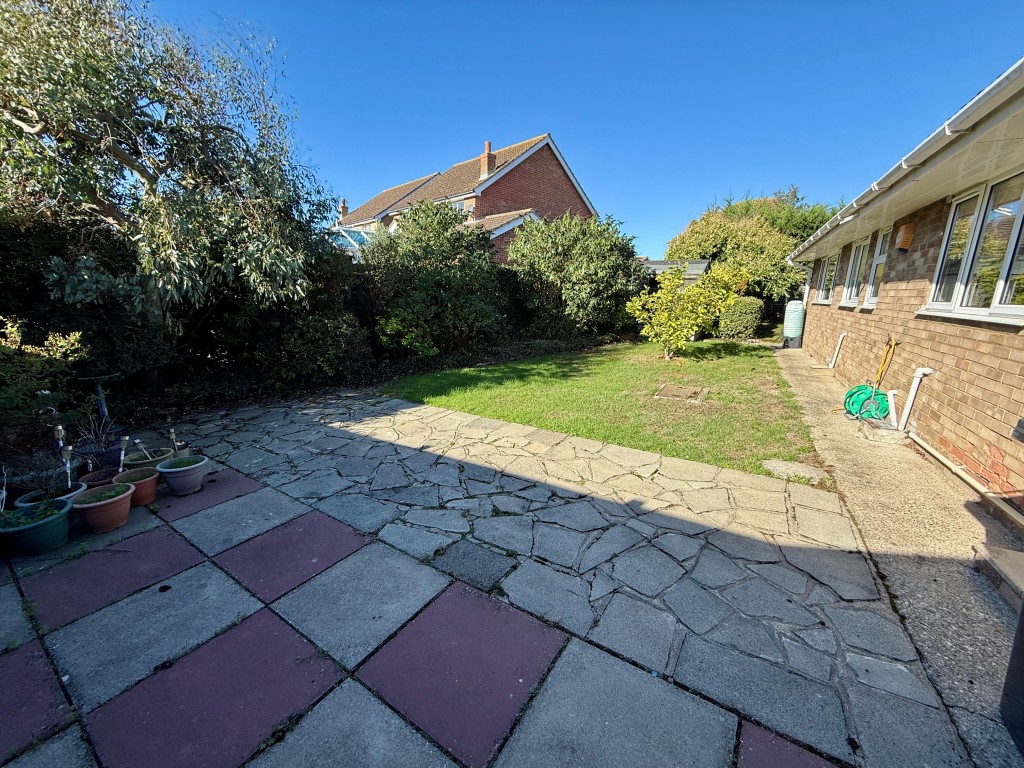 Lot: 116 - DETACHED BUNGALOW FOR REFURBISHMENT AND REPAIR - Garden to rear